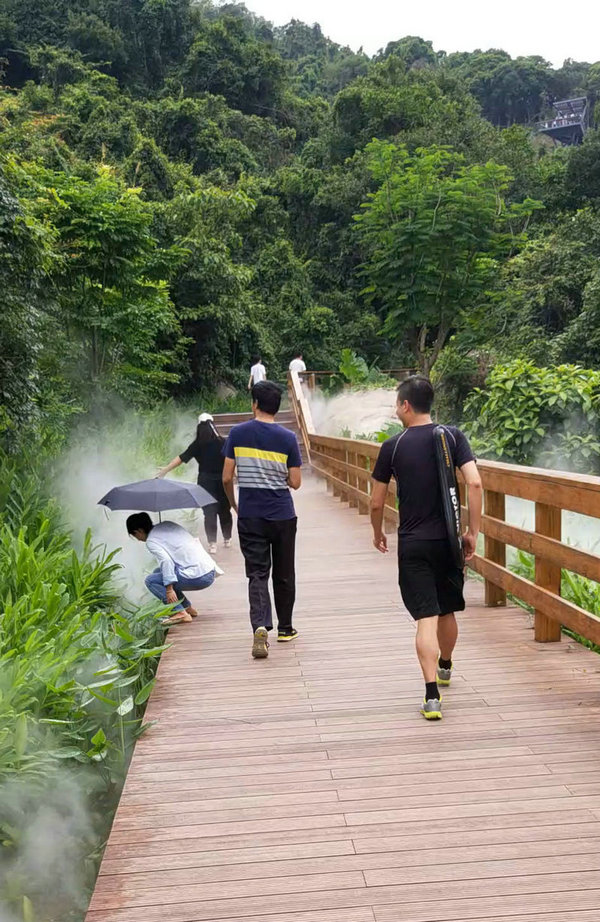 路途中，時(shí)而沾花惹草，時(shí)而風(fēng)度翩翩
