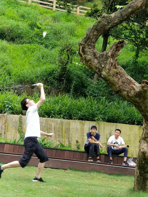 只要你肯拼，就一定不會(huì)孤獨(dú)，矚目你的人多著呢，掌聲歡呼聲時(shí)刻都在響起