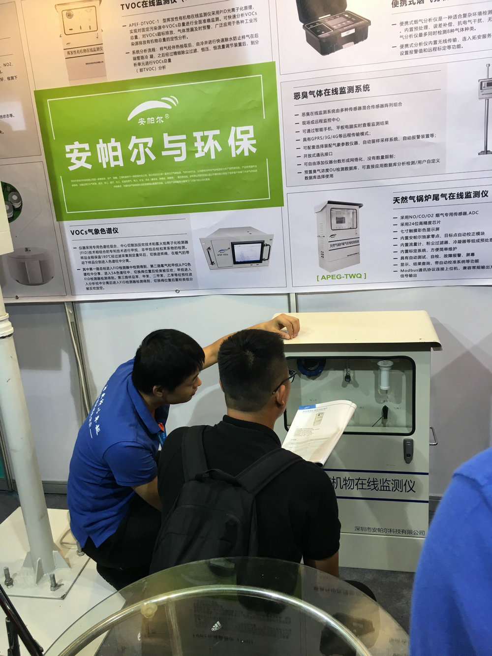 工程師為客戶做產(chǎn)品講解，客戶非常感興趣，觸摸安帕爾的產(chǎn)品